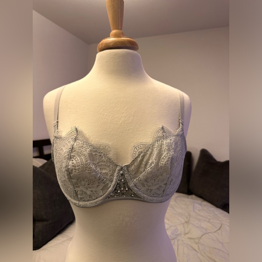 Victoria’s Secret light grey push up bra without padding 32DD